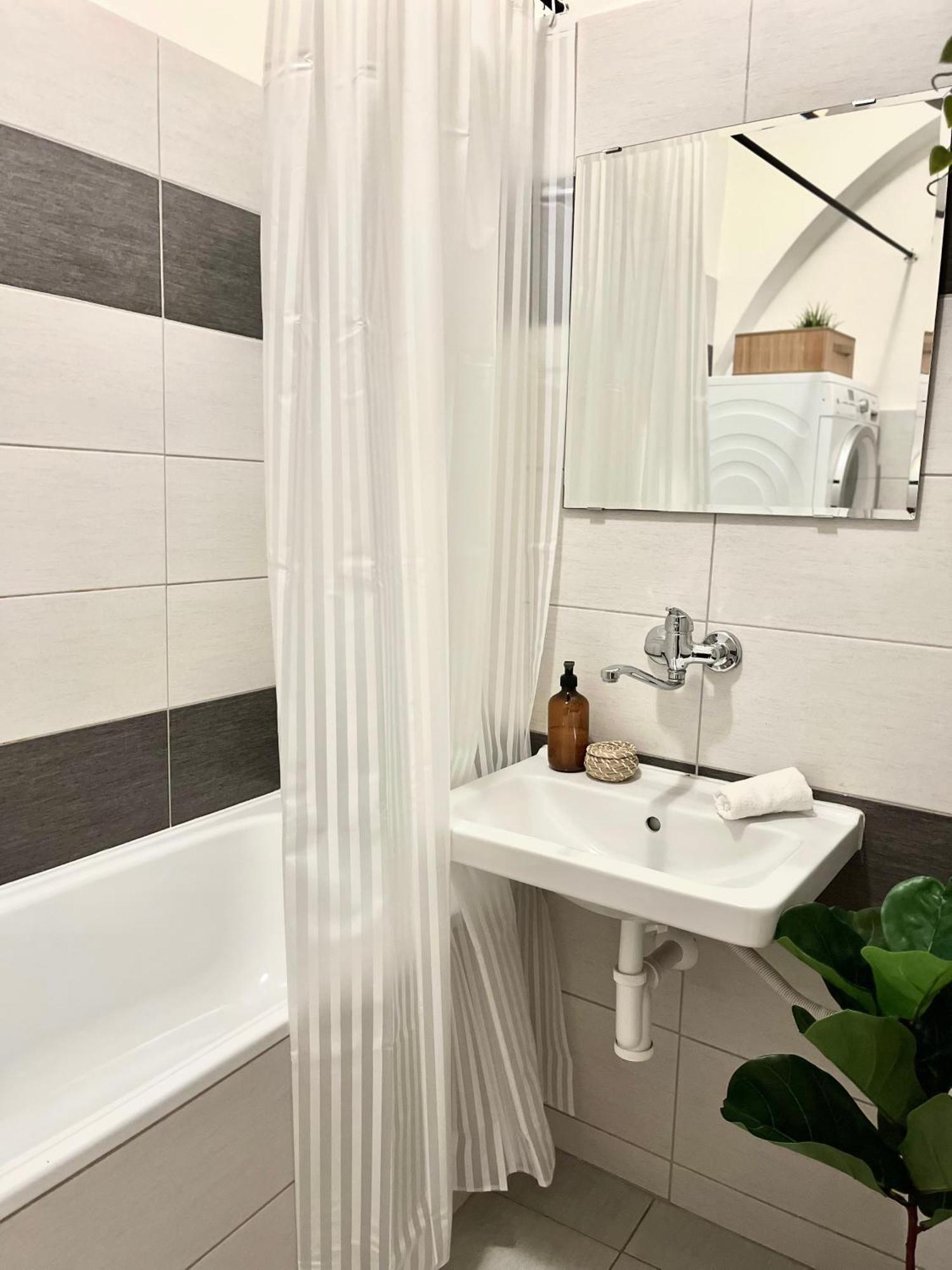 Apartment Lea - Old Town Bratislava Ngoại thất bức ảnh